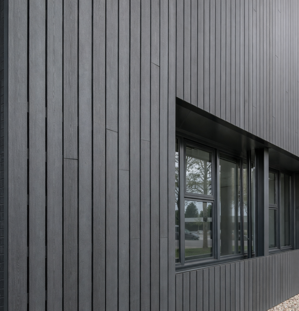 Verticale gevelbekleding toegepast