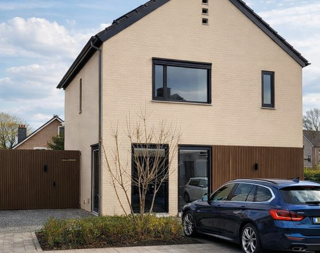 composiet gevelbekleding met houtlook bij moderne woning