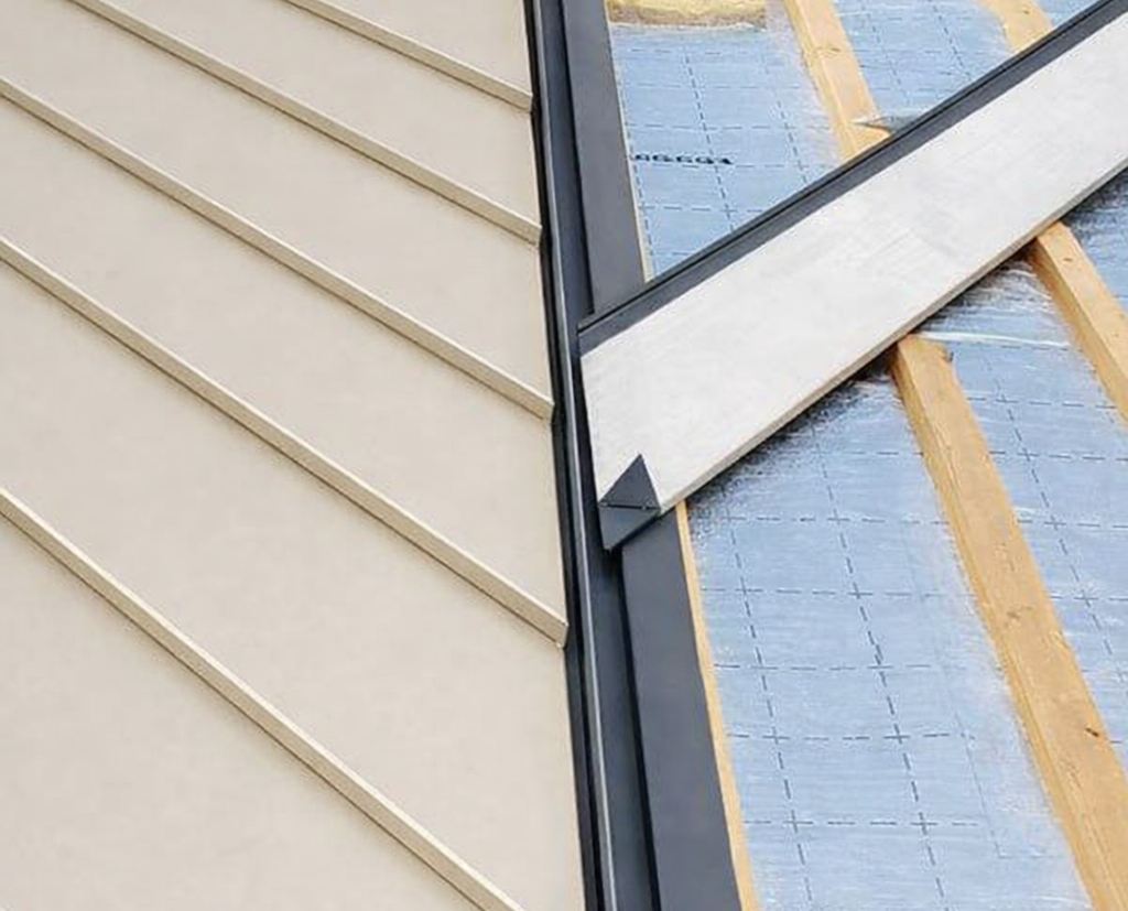 Detail van zinken gevelbekleding met natuurlijke patinalaag